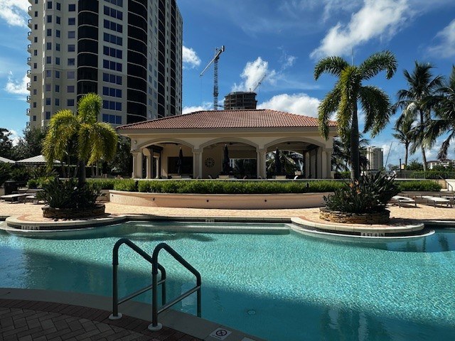 Florencia pool and adjacent pavilion
